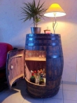 Butoaie din lemn, candelabru rustic, minibar, ciupercute